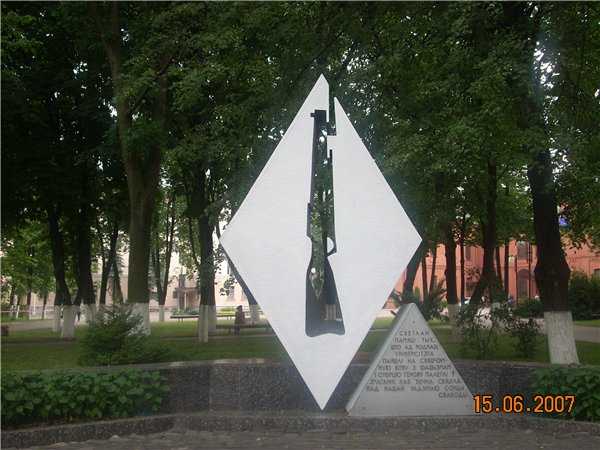 12. Памятник павшим преподавателям и студентам БГУ.jpg