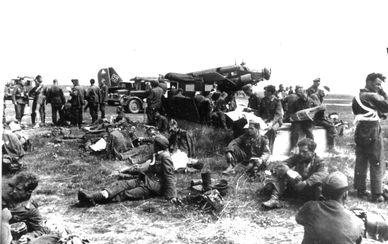 Фото 3. Раненные немецкие солдаты на аэродроме г. Орши.jpg