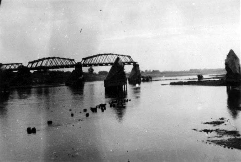 Взорванный мост через реку Березина 1941.jpg