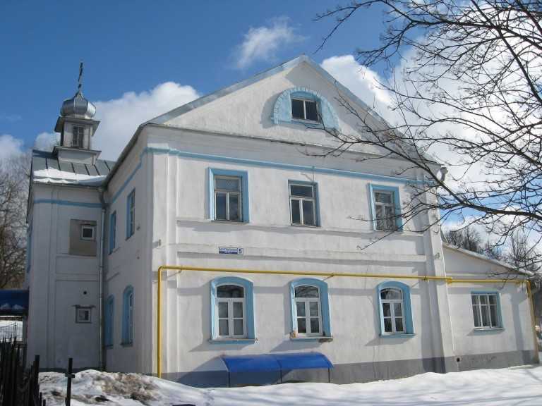 Новый Двор (3)(С 1990 приспособлен подцерковь.jpg