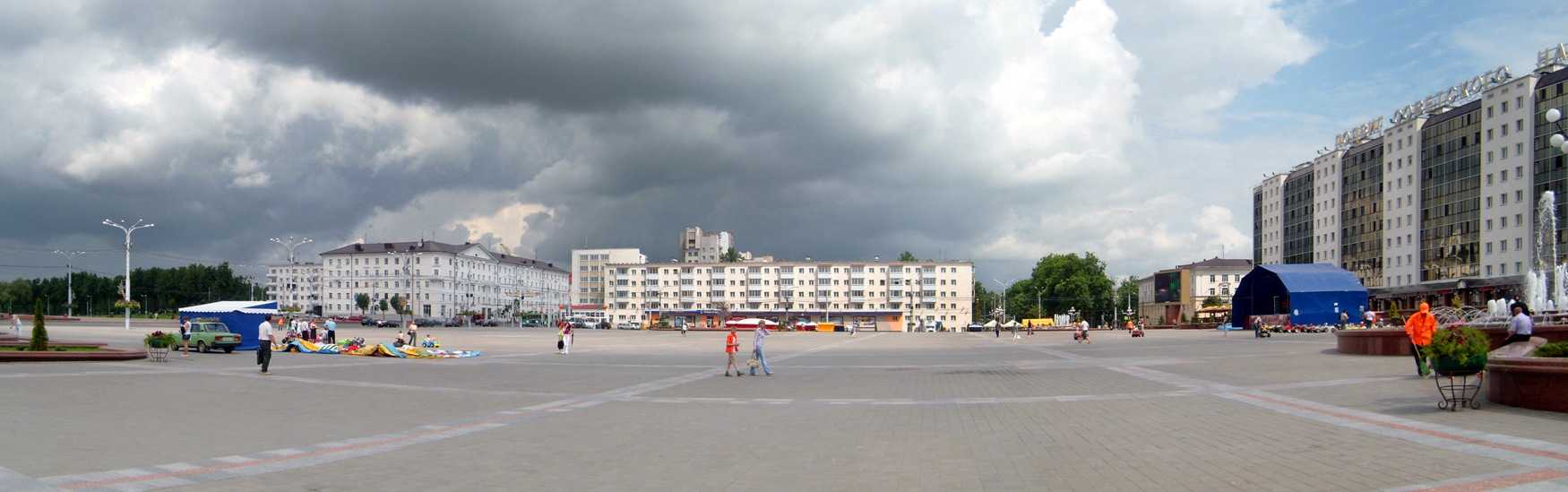 На Площади Победы 4 июня 2010.jpg