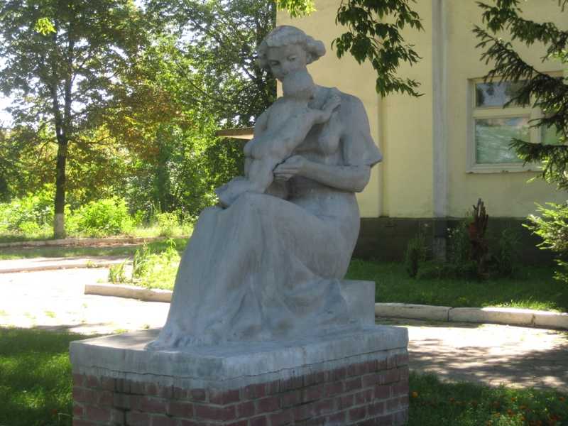 Скульптурная композиция Мать с ребенком.jpg